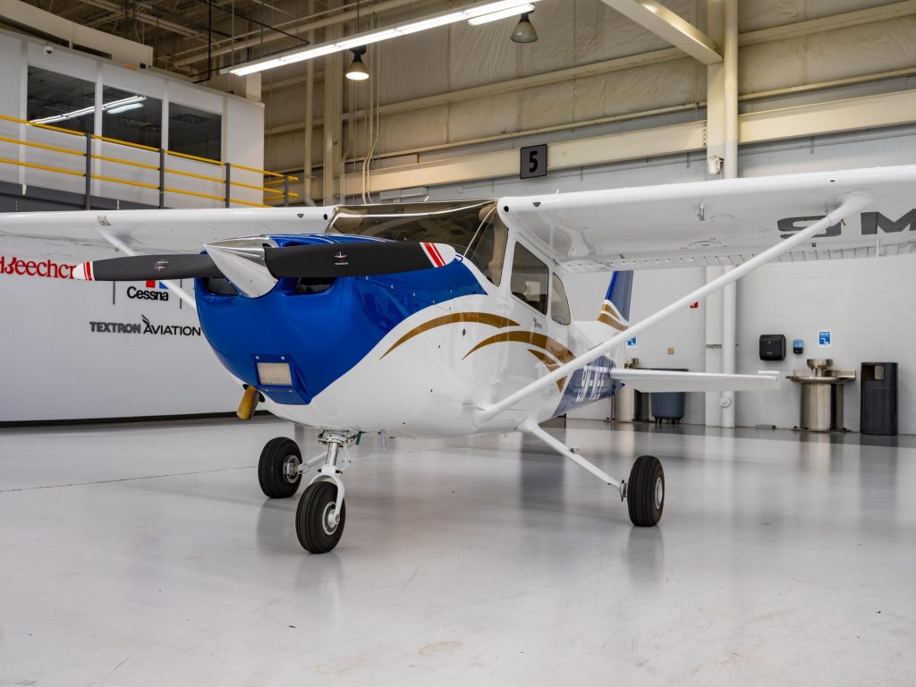 LLFA Cessna 172 9M-WEE front three-quarter view in the hangar