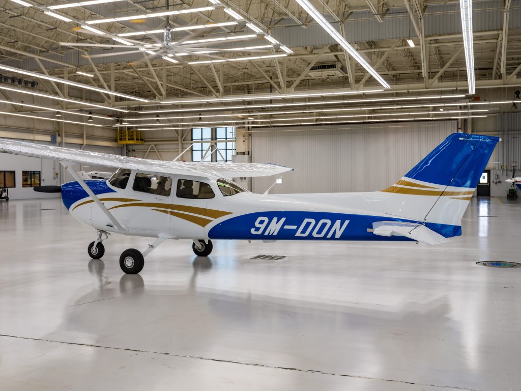 LLFA Cessna 172 9M-DON inside the hangar